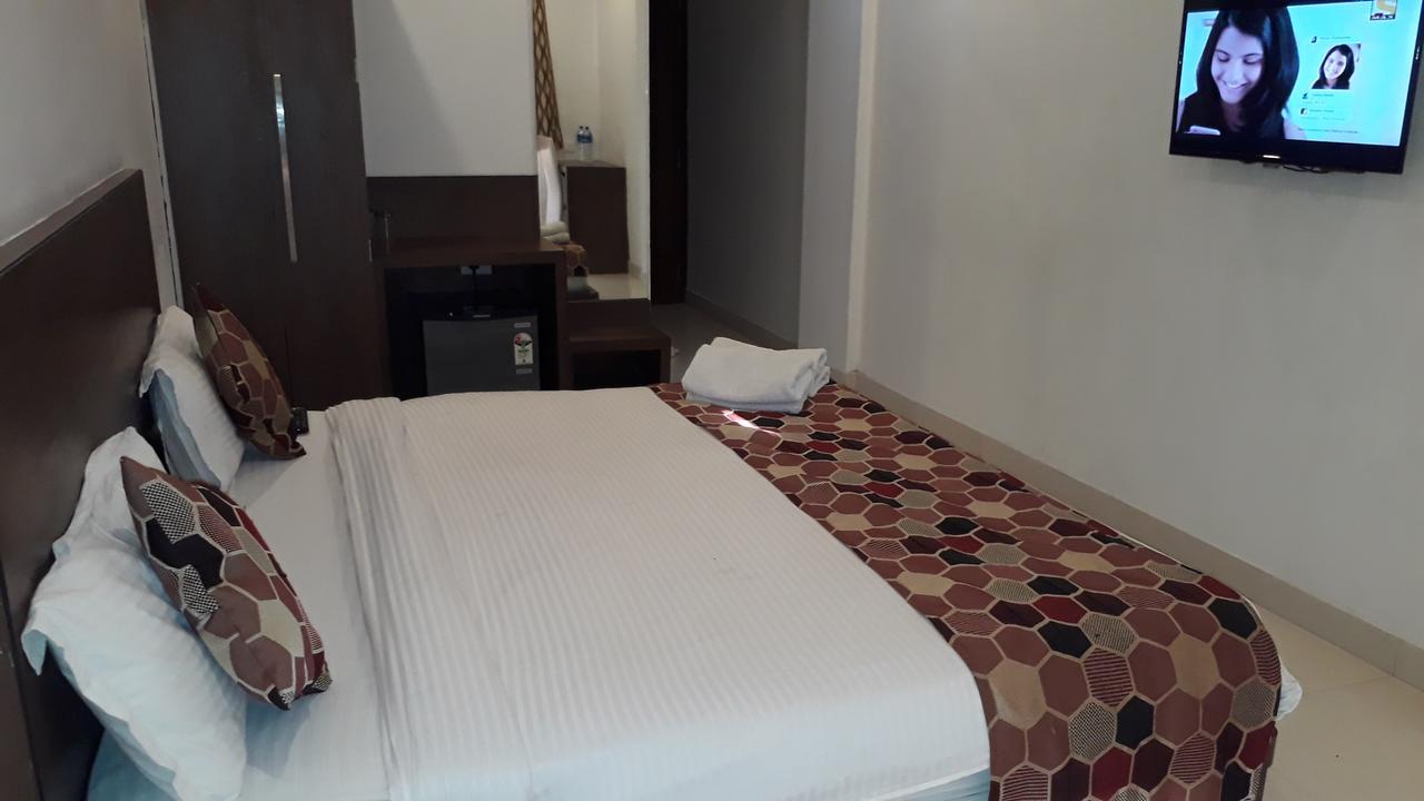 Hotel Delux Inn Агра Экстерьер фото